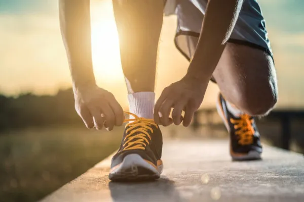 homem se preparando para realizar exercício físico