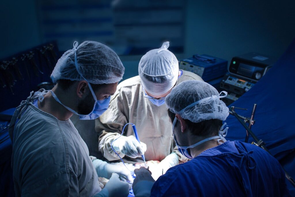 cirurgião oncológico realizando uma cirurgia de câncer