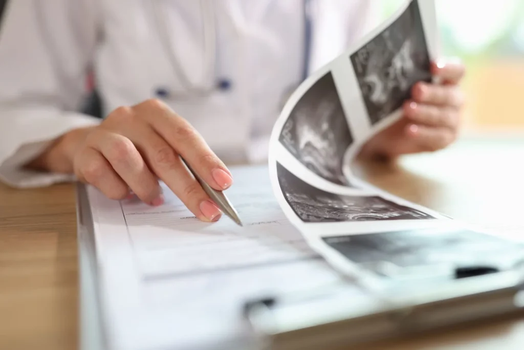médico fazendo um checklist de exames importantes para a prevenção do câncer