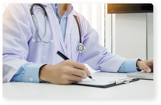médico oncologista conversando com o paciente e solicitando os exames necessários